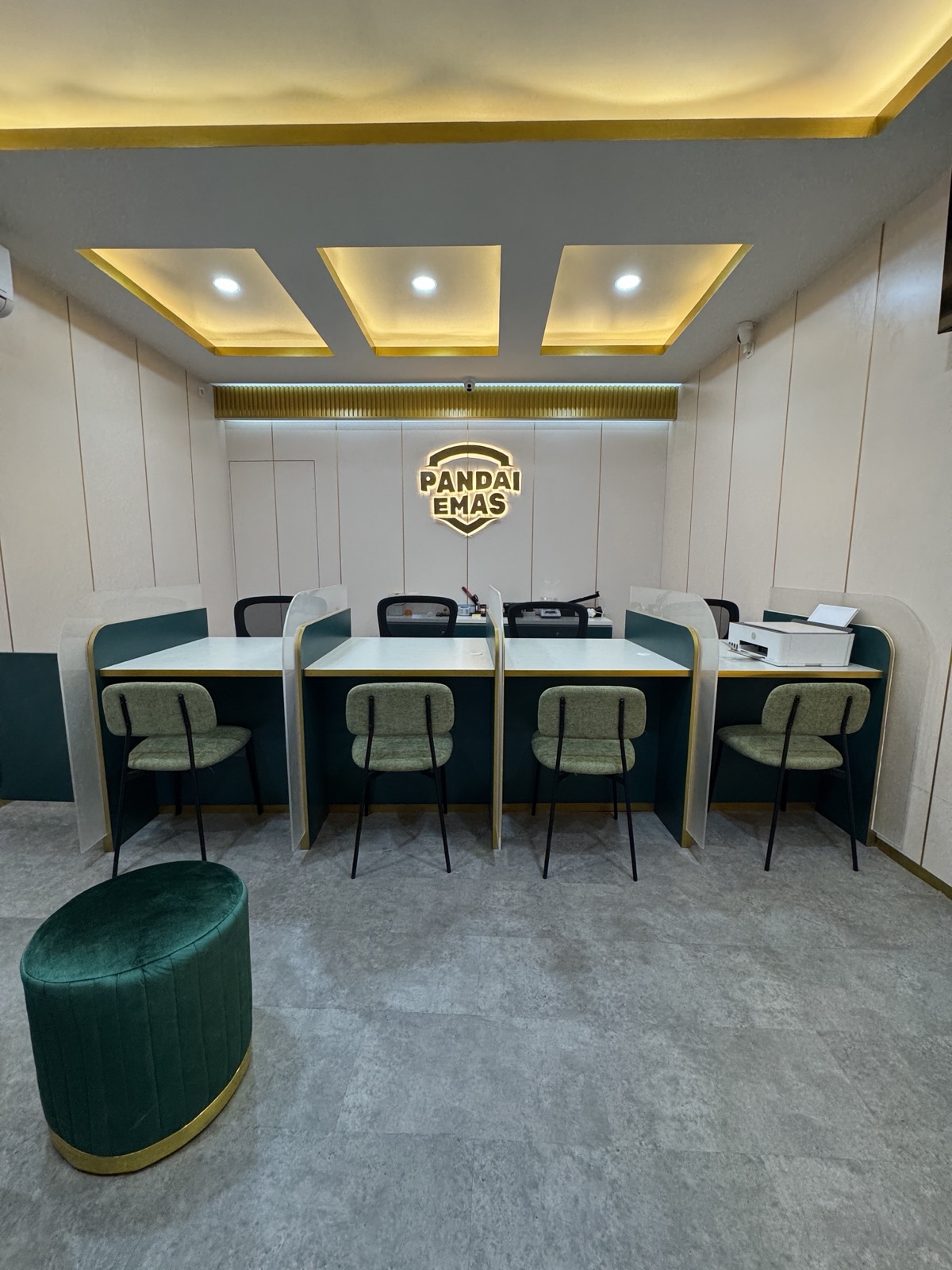 Meja layanan gerai Pandai Emas dengan logo brand