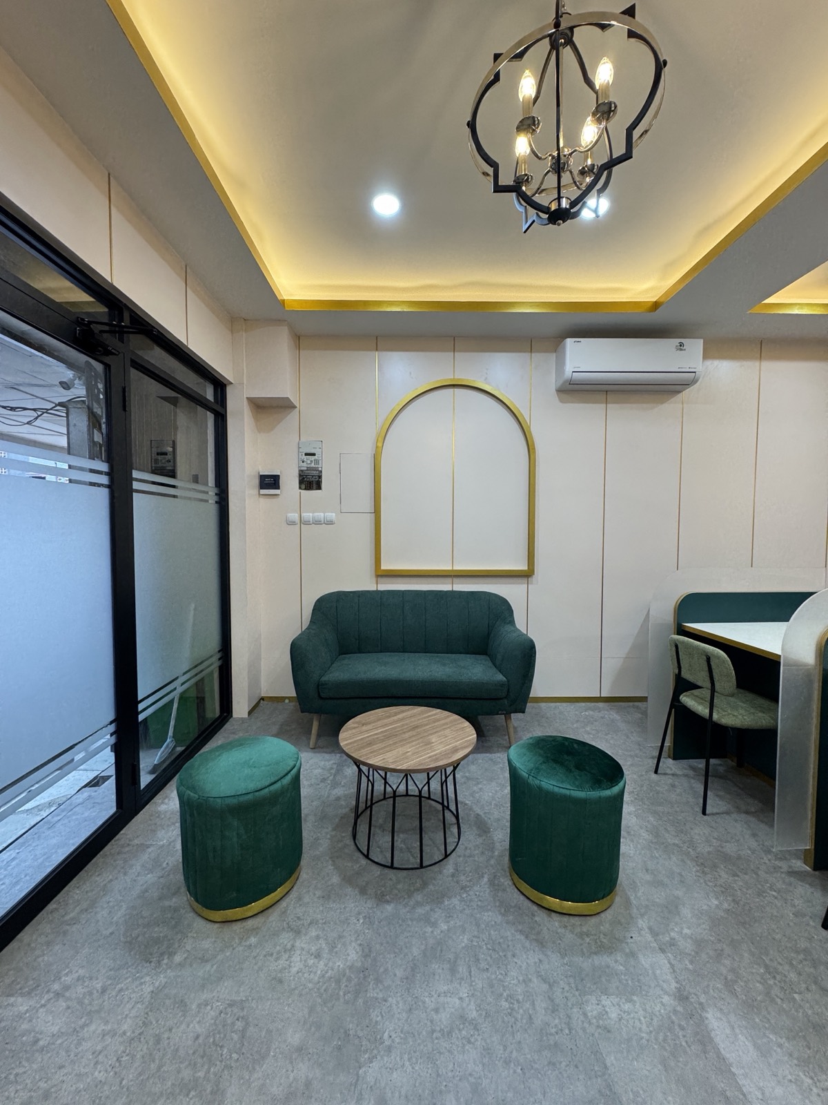 Area lounge gerai Pandai Emas yang nyaman